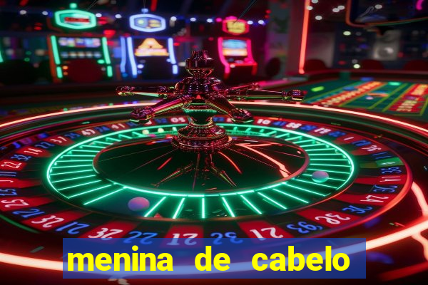 menina de cabelo cacheado fake no espelho