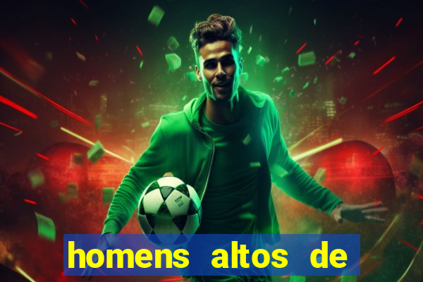 homens altos de pau grande