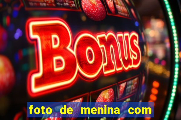 foto de menina com cabelo cacheado no espelho