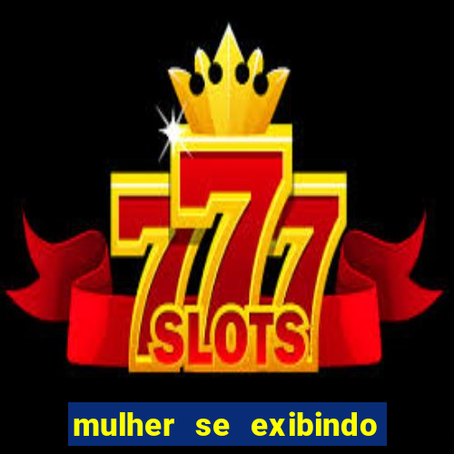 mulher se exibindo ao vivo