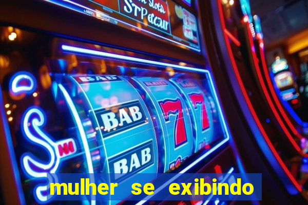 mulher se exibindo ao vivo
