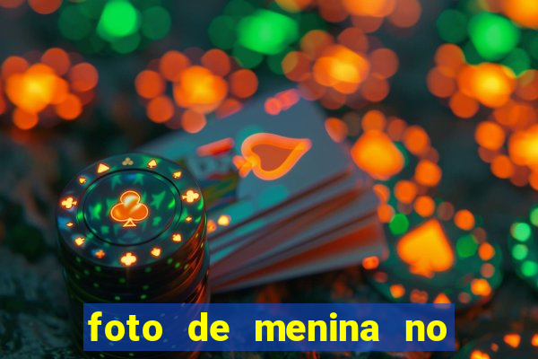 foto de menina no espelho cacheada