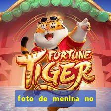 foto de menina no espelho cacheada