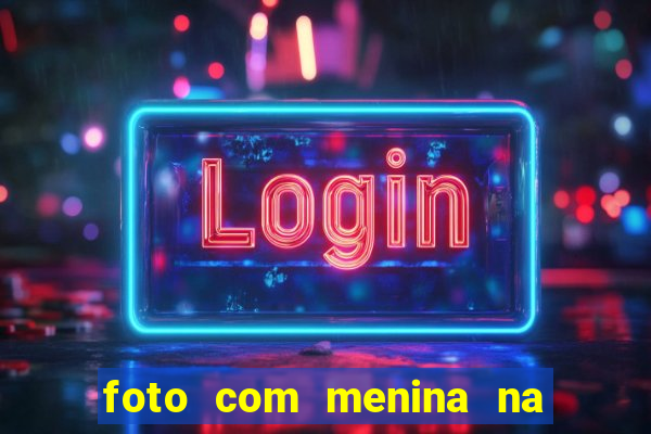 foto com menina na cama fake
