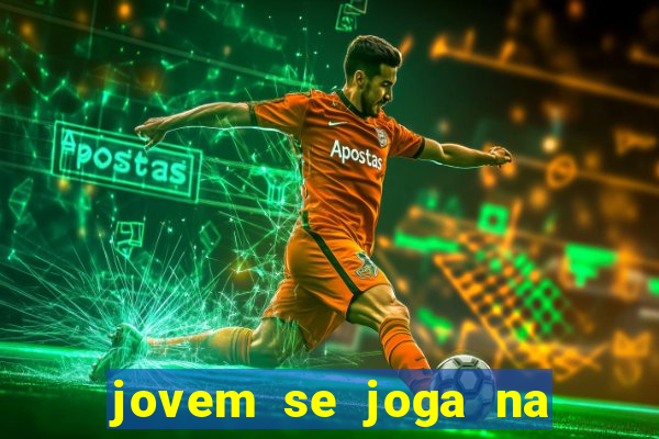 jovem se joga na linha do trem 2024