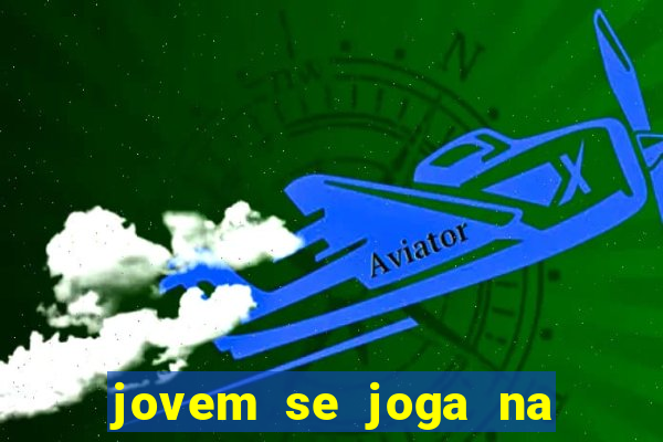 jovem se joga na linha do trem 2024